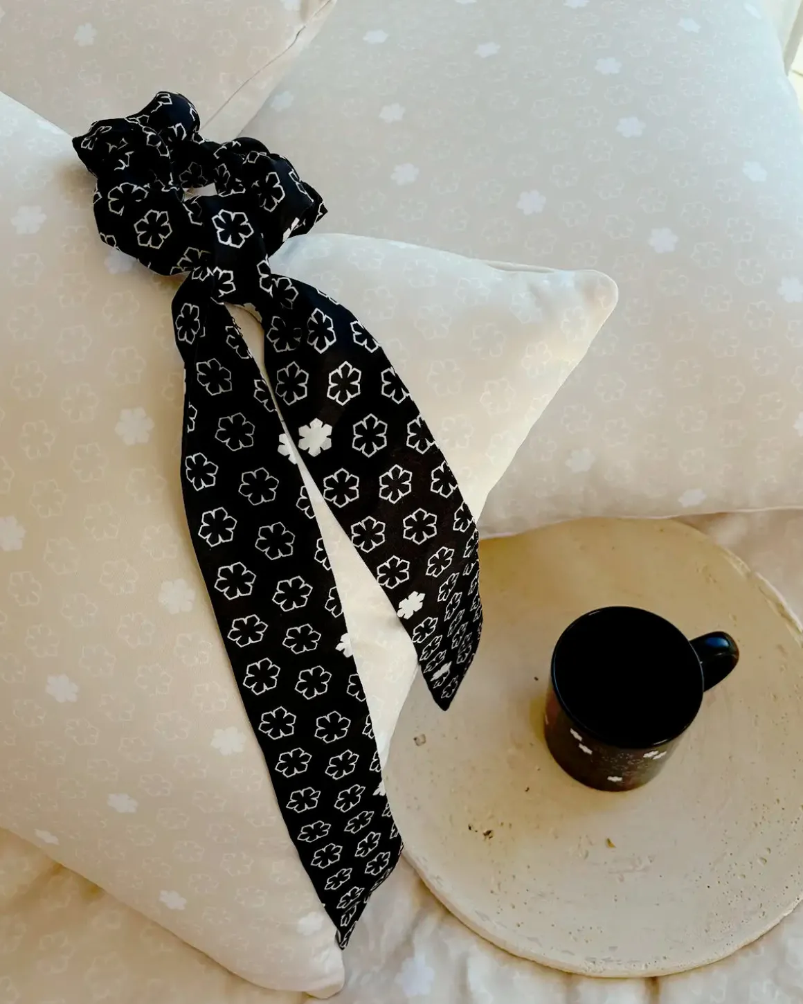 ATHENA SCRUNCHIE MED BINDEBÅND - SILKE