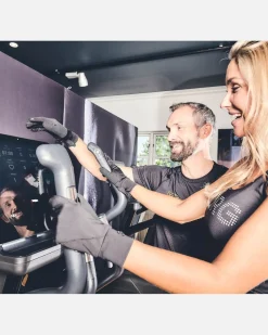 BESKYTTENDE FITNESS- OG SHOPPINGHANDSKE DAME