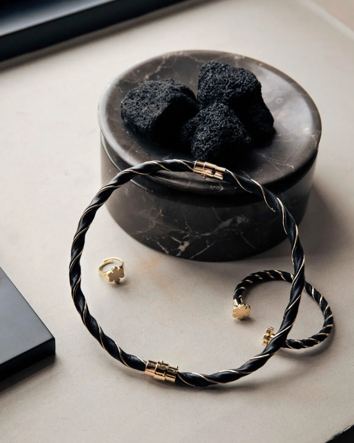 LEATHER TWIST ARMBÅND